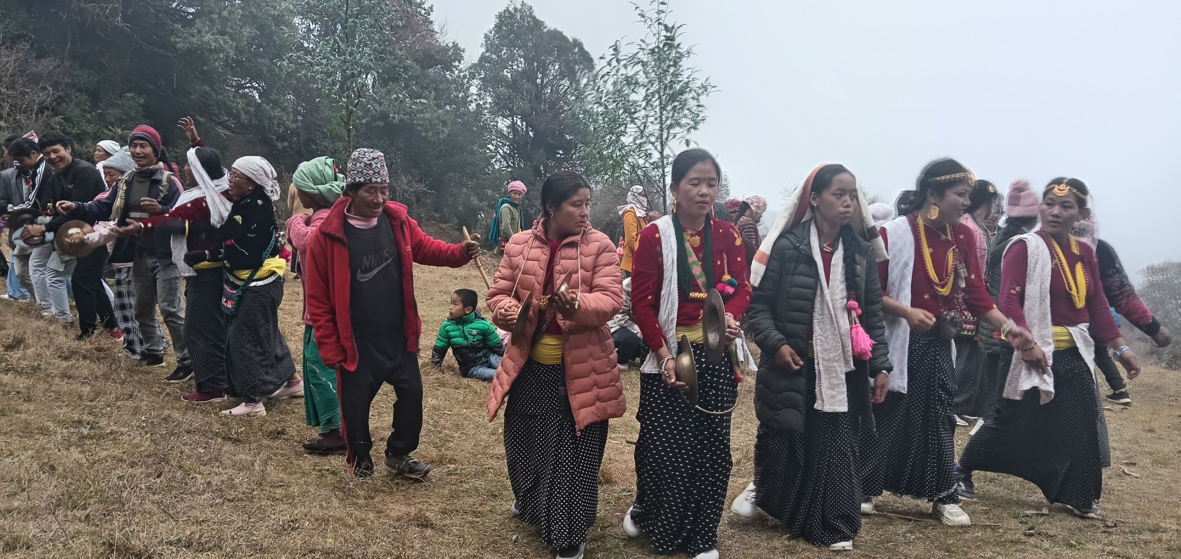   साकेला उँधौली : भूमिको पूजा गर्दै साकेला नाचियो